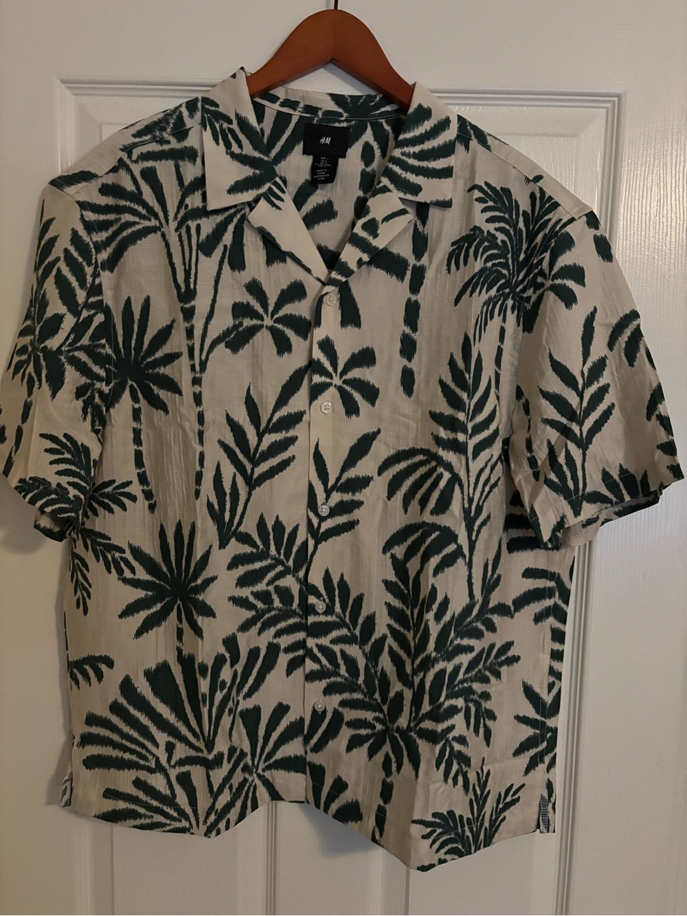 H&M Short-Sleeve Palm Print Button-Down Shirt in Cream and Dark Green